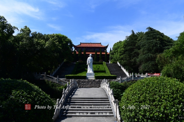 龰
