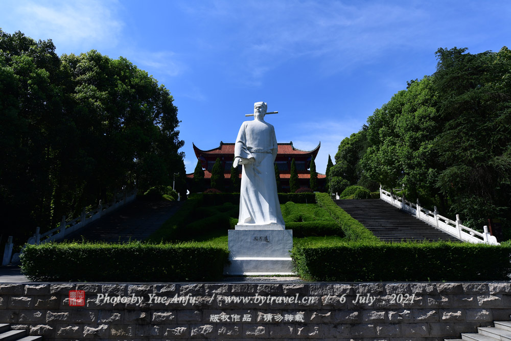 龰
