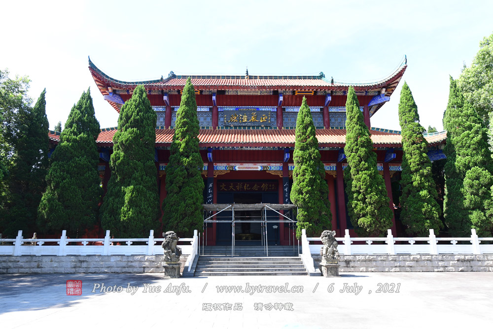 龰