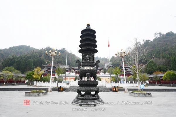 䶫