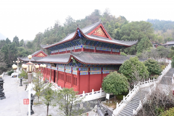 䶫