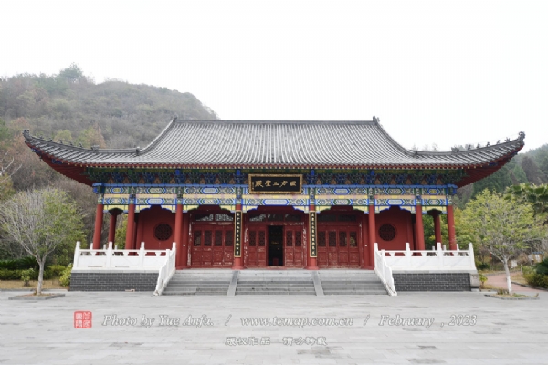 䶫