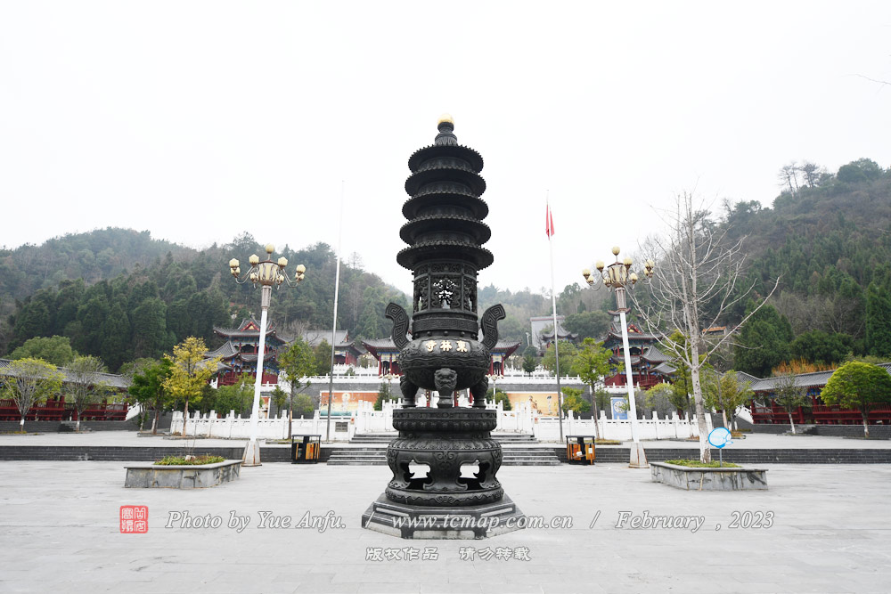 䶫
