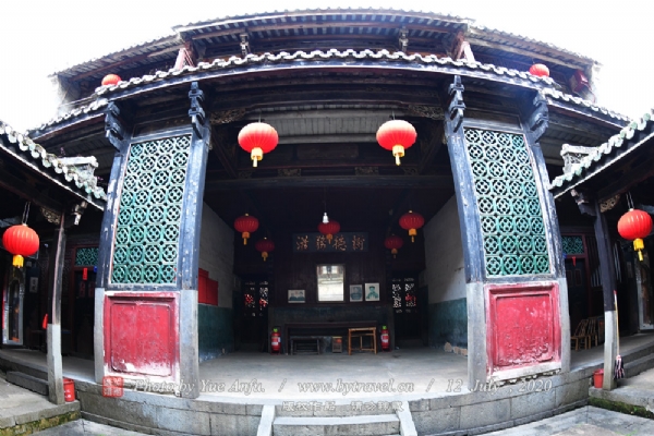 彨ǰ¥¥ͨ¥һ㣬߷ܡ¥øһ̨ף¥ǰ¥2̨ףǰ¥ΪľṹʯĨǽ¥ӡǰ¥2㣬¥5룬5㡣ͨʽЪɽ̧ʽľܡ¥ײΪΪ֣Ϊңǰ¥ײΪ᷿Ϊң¥ײΪá᷿ȣΪҵȡ